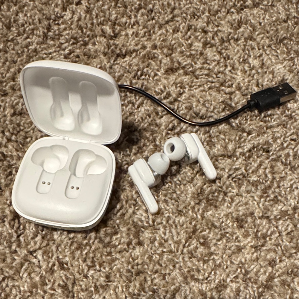Bytech white earbuds w/charge case & cable - like new!